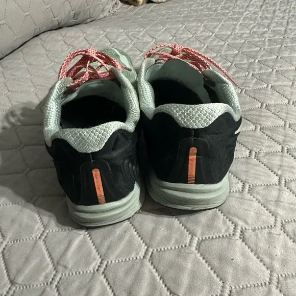 Altra Light Gray Athletic Shoes - Picture 2 of 5